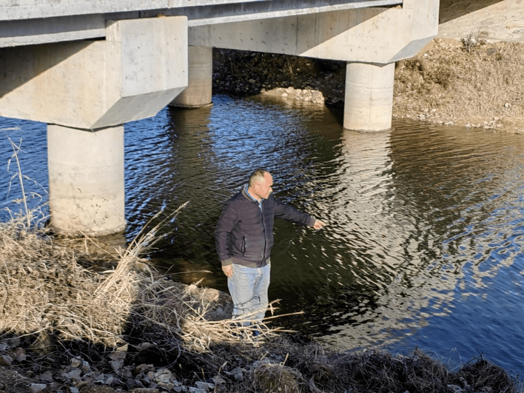 事发卢集,七旬老人连人带车掉河里......_胡井修_海正刚_三轮车
