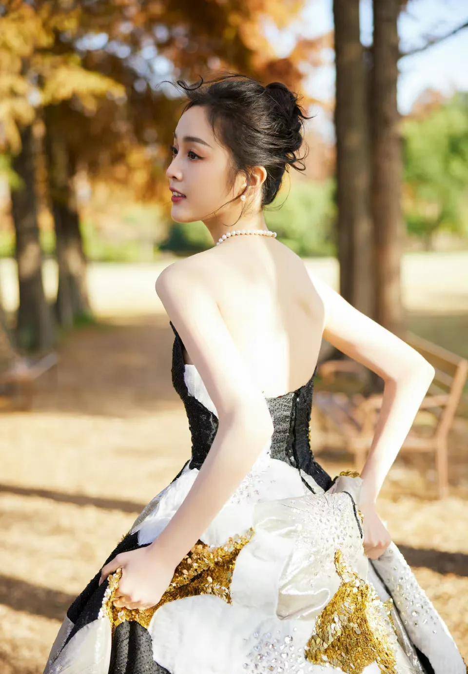 吴宣仪黑白羽毛裙造型,清冷飘逸,优雅美丽,花朵鎏金裙秀美背_云朵