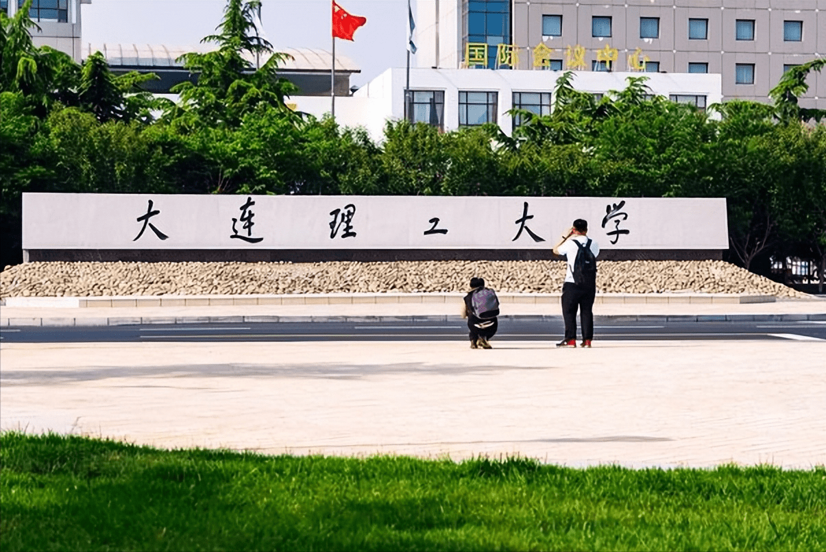 是知名985高校大连理工大学的硕士研究生,而且还是热门专业软件工程