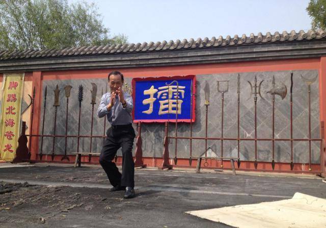 在洪门天地会里,有"双花红棍"的职位,是"带兵"的"元帅".