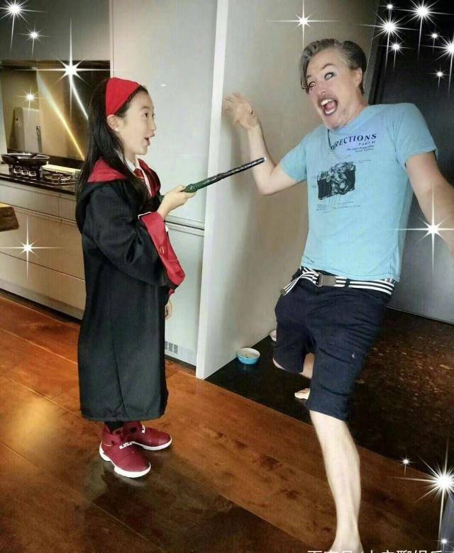 夏克立晒夏天面无表情照,首次高冷风出镜的夏天,像极了芭比娃娃_孩子