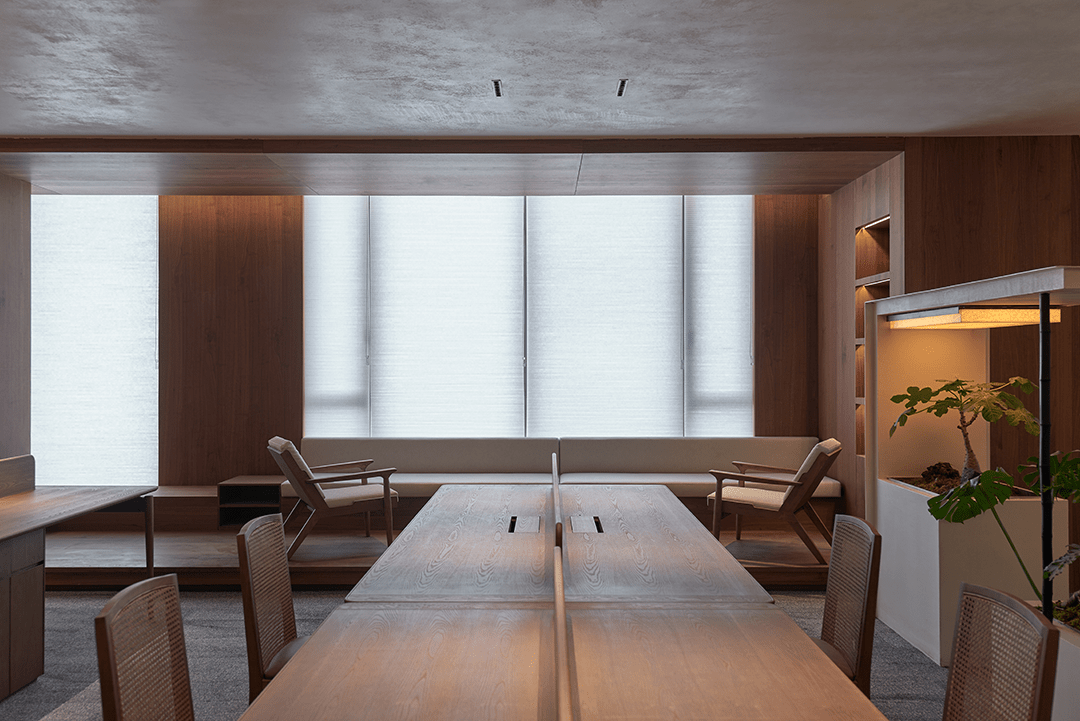 露出最自然的肌理最生态的气息大面积铺装的灰色地毯柔化了空间的硬朗