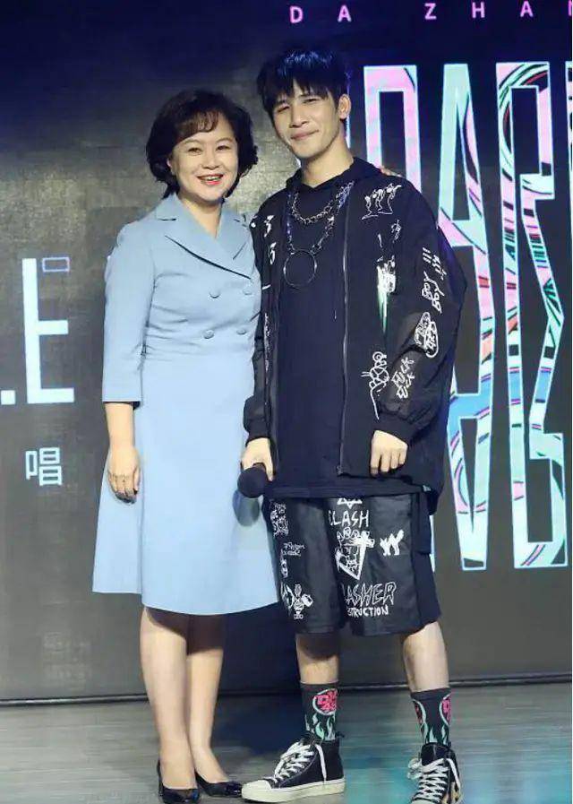 电视主持晒后台合影,55岁鞠萍身材是胖,不刻意瘦身看着舒服!