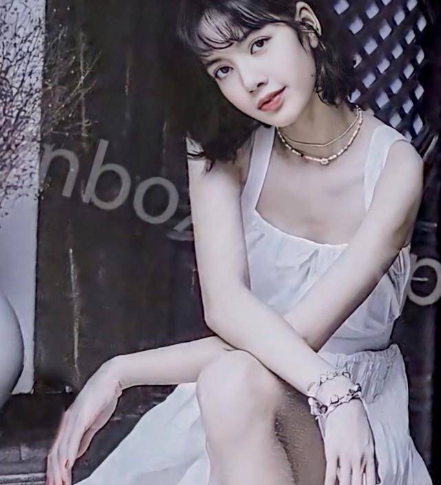 粉墨lisa晒美照,新画报流出,港风小白裙清纯,蝴蝶结露脐装好看_造型