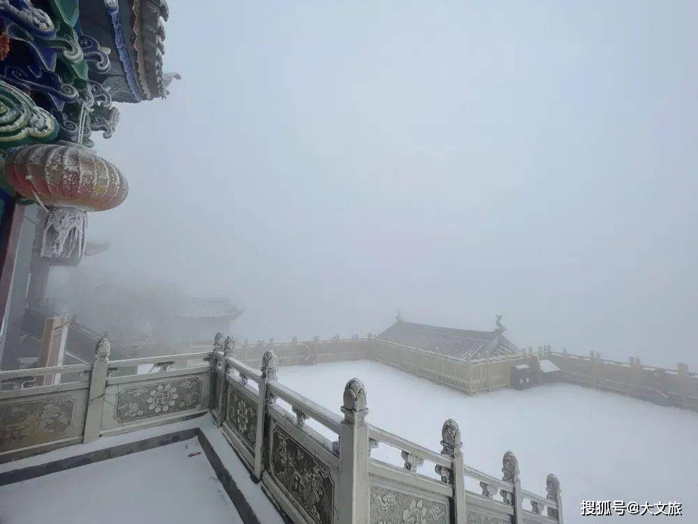 一夜入冬！云南大理鸡足山景区迎来今冬首场降雪！