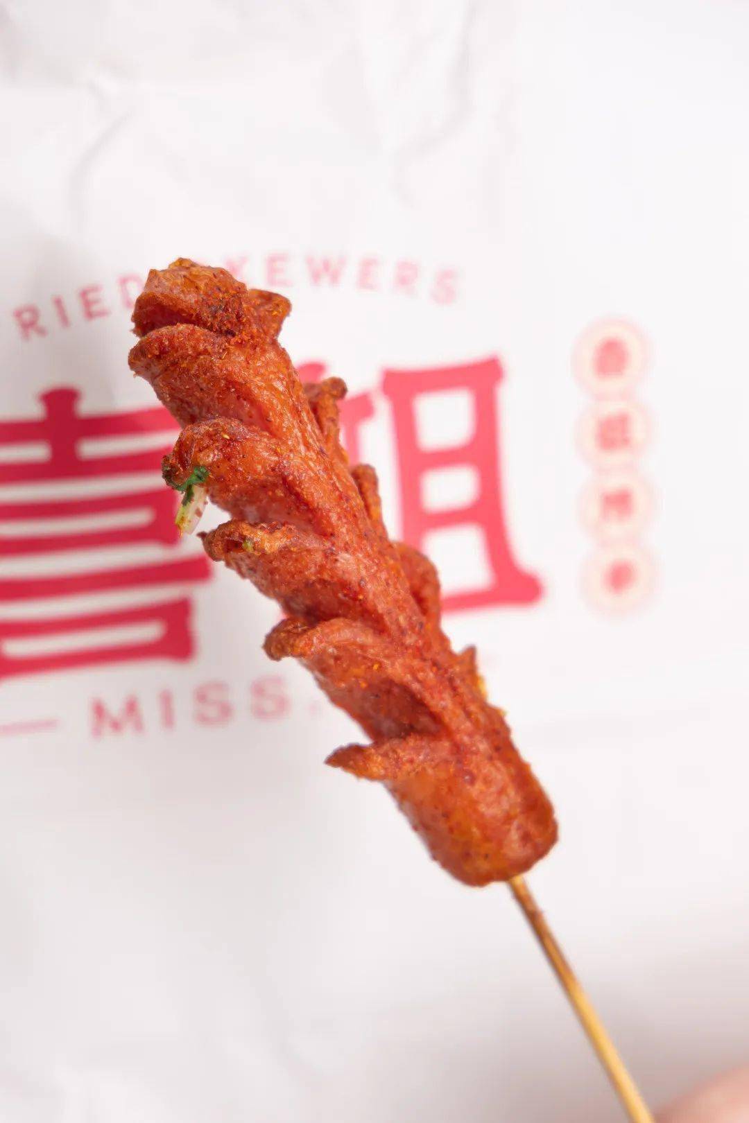 一炸就开花的香肠口口是肉,比起童年回忆里的淀粉肠,品质更高,口味更