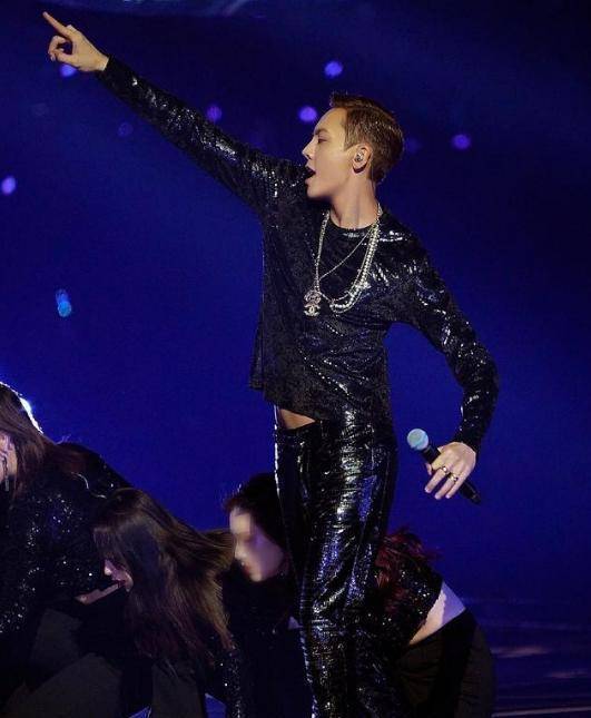 陈伟霆的第三首歌就是说《野狼disco》,陈伟霆将母亲意外惊喜地区上