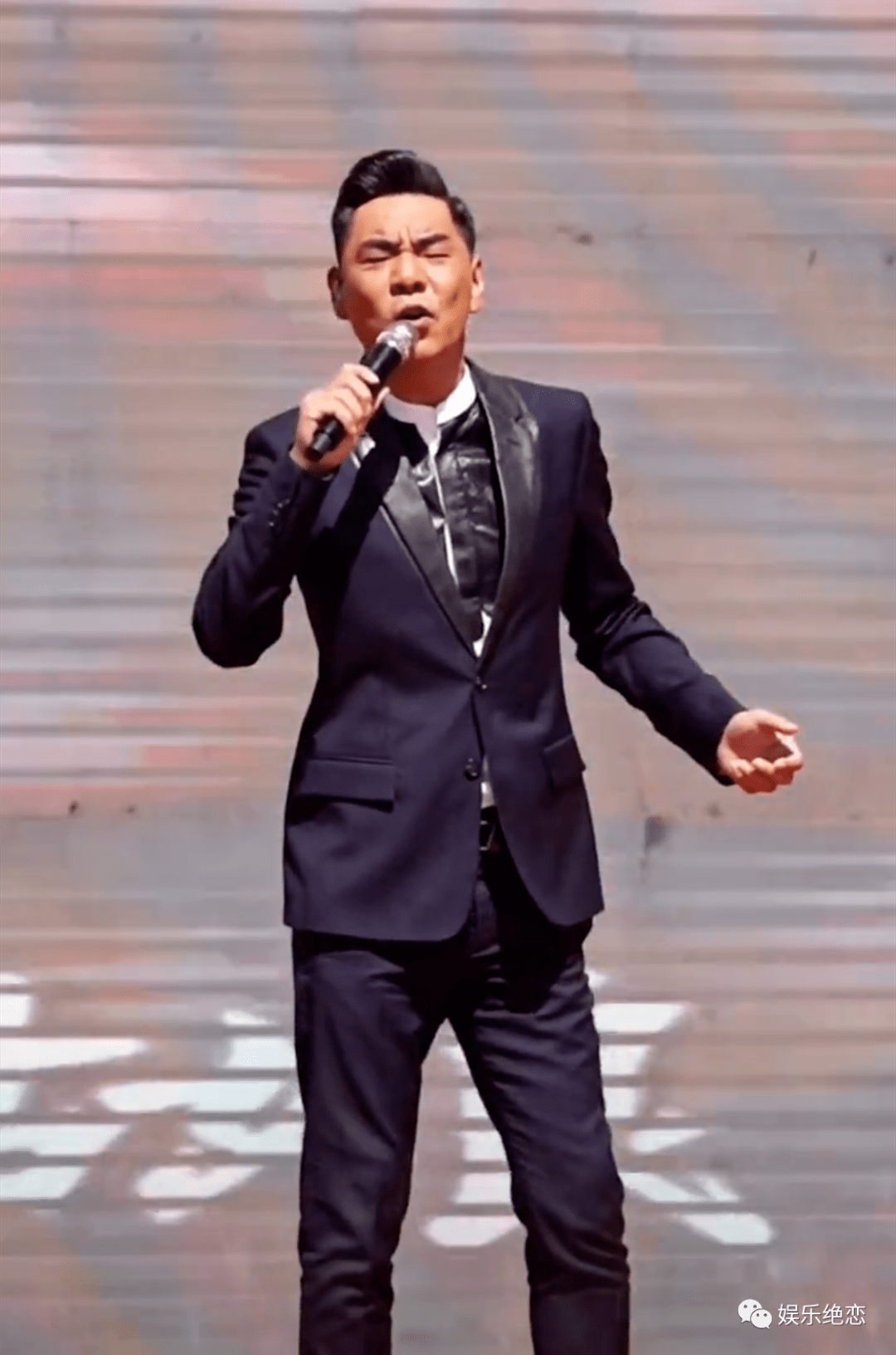 知名歌手屠洪刚被曝近况落魄,现身新疆捞金,被嘲岁数大底气不足_时候