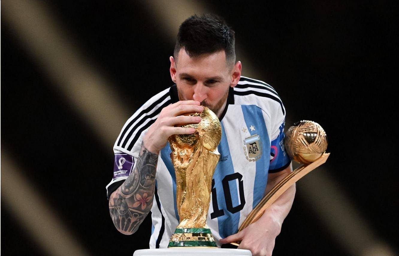 梅西身穿黑袍夺得大力神杯,黄健翔:三代王_世界杯_决赛_阿根廷