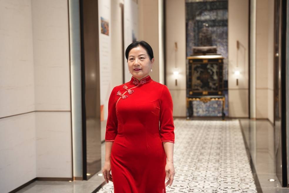 贤姐是旗袍社群的主理人,1999年来顺德的她退休后