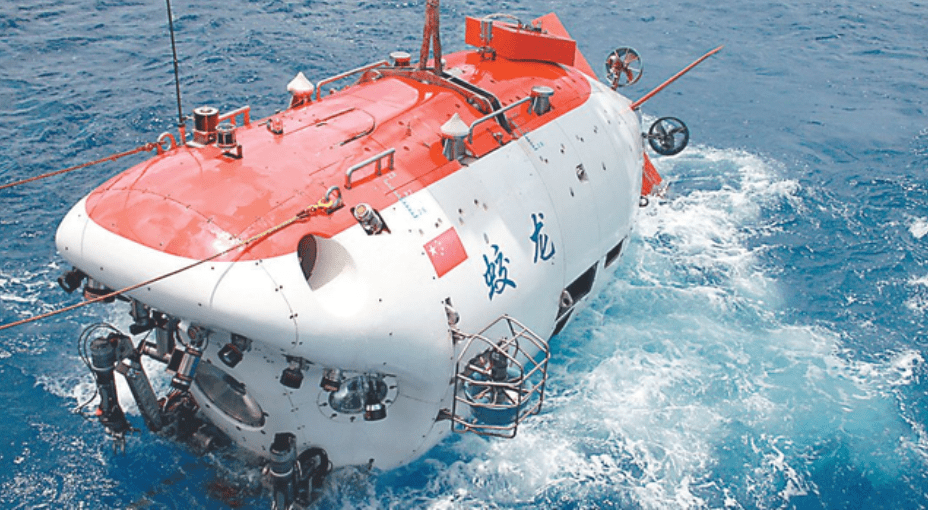 到之后潜水设备的发明,再到现代的中国蛟龙号的万米潜海