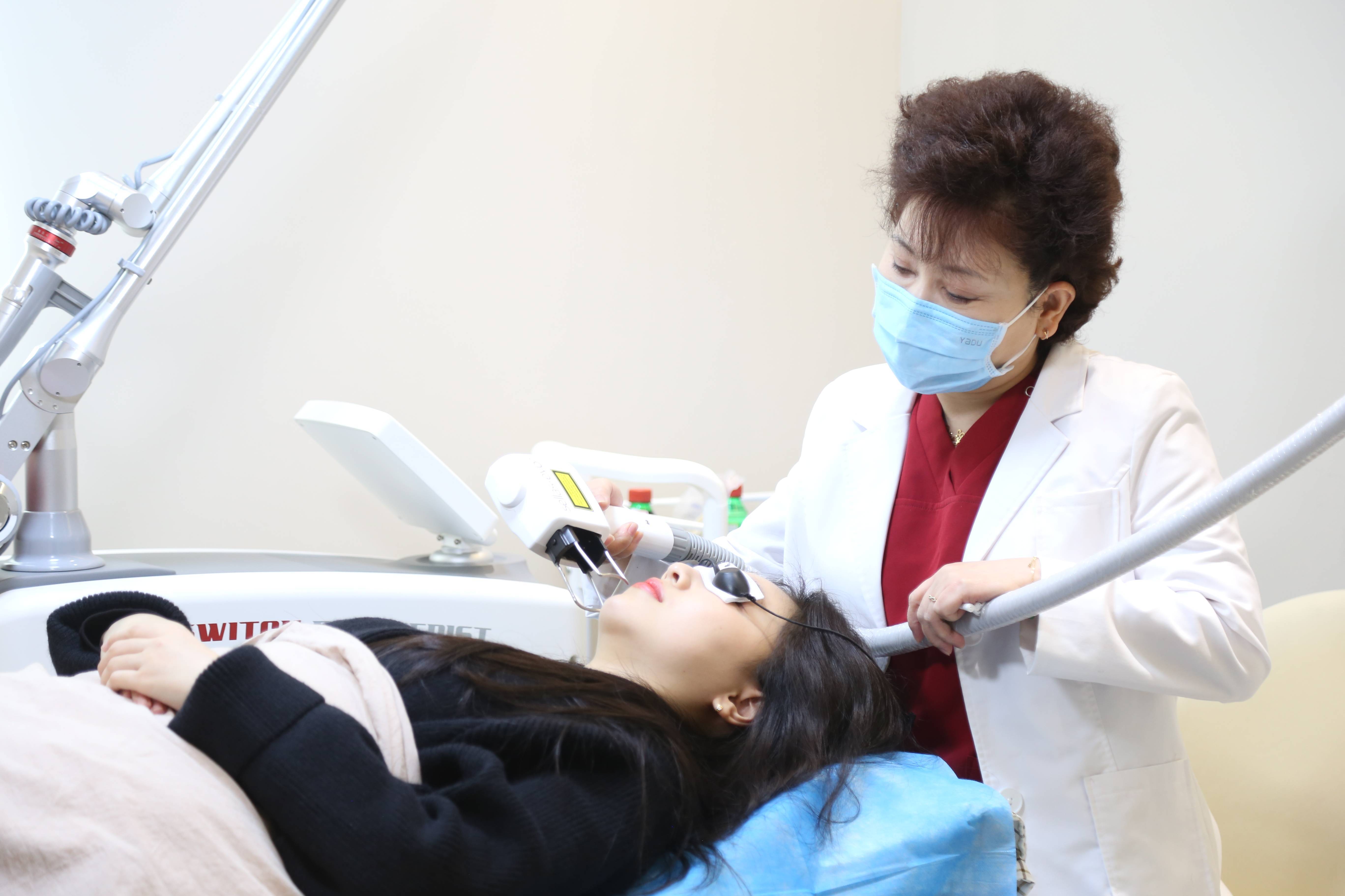 皮肤科医生辞去公职创立医美机构 有患者飞跃千里专门前去就医