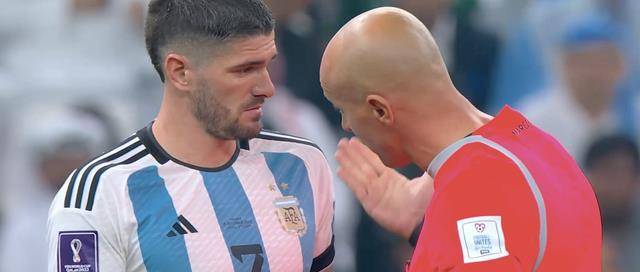 阿根廷球员跪地痛哭！梅西笑着挥手，姆巴佩眼眶通红，心有不甘