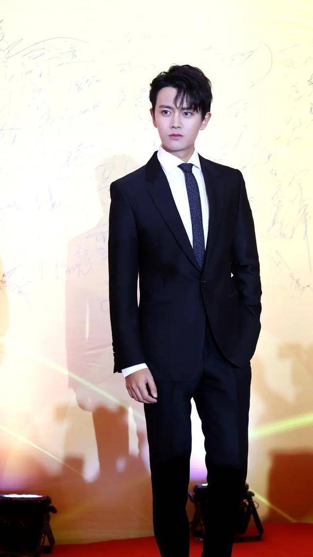 肖战,李现,邓伦,任嘉伦穿西装打领带哪个在你眼中是男神呢?