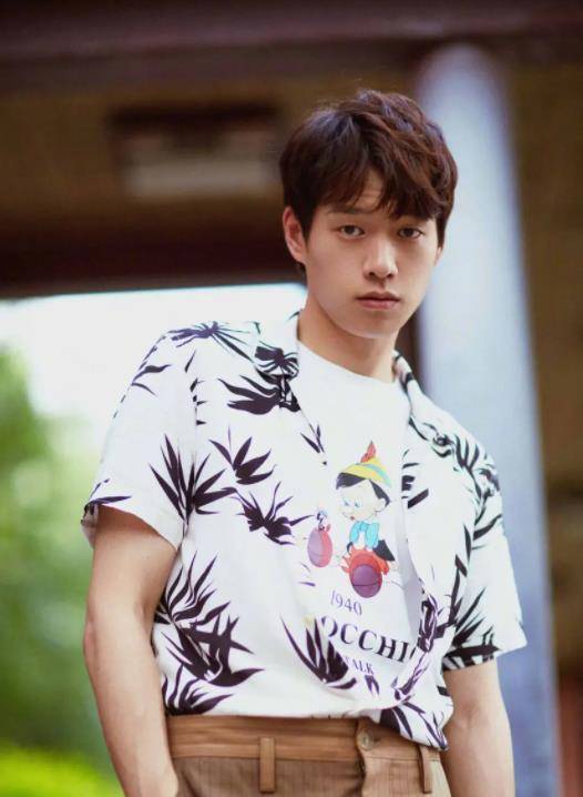 魏大勋求爱记,他的情史可不止3个"姐姐"那么简单,都别忘了她_马苏火