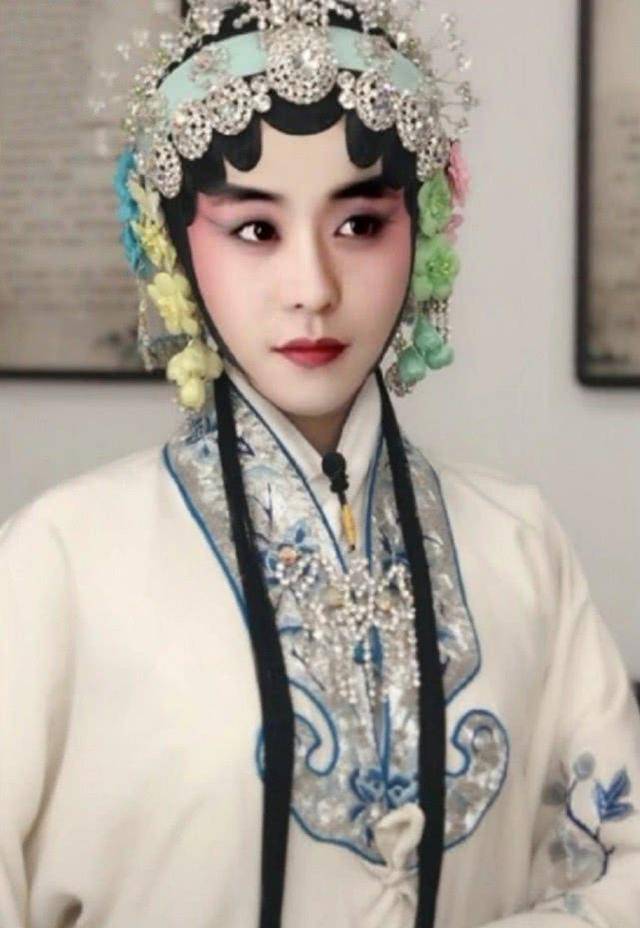 第二个是张云雷,亲爱的辫儿哥哥,黑历史的女装吴莫愁咋们就先跳过,先