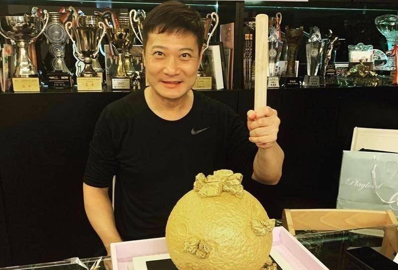 《古惑仔》,曾为成龙做替身,55岁的他所获荣誉挂满一整面墙_钱嘉乐