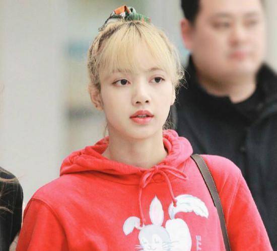 lisa一改素日长发飘飘的造型,用红绿色大肠发圈束起头发,扎了个高马尾