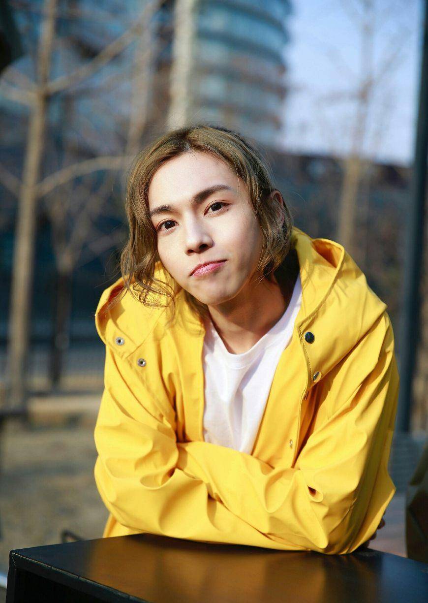 周锐非常尴尬,低了低头,走进了男厕所.