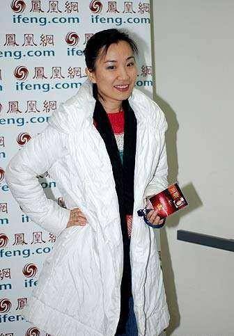 美女卢琛,从电视到凤凰卫视,家庭和事业都兼顾,还活得这么精彩_新闻