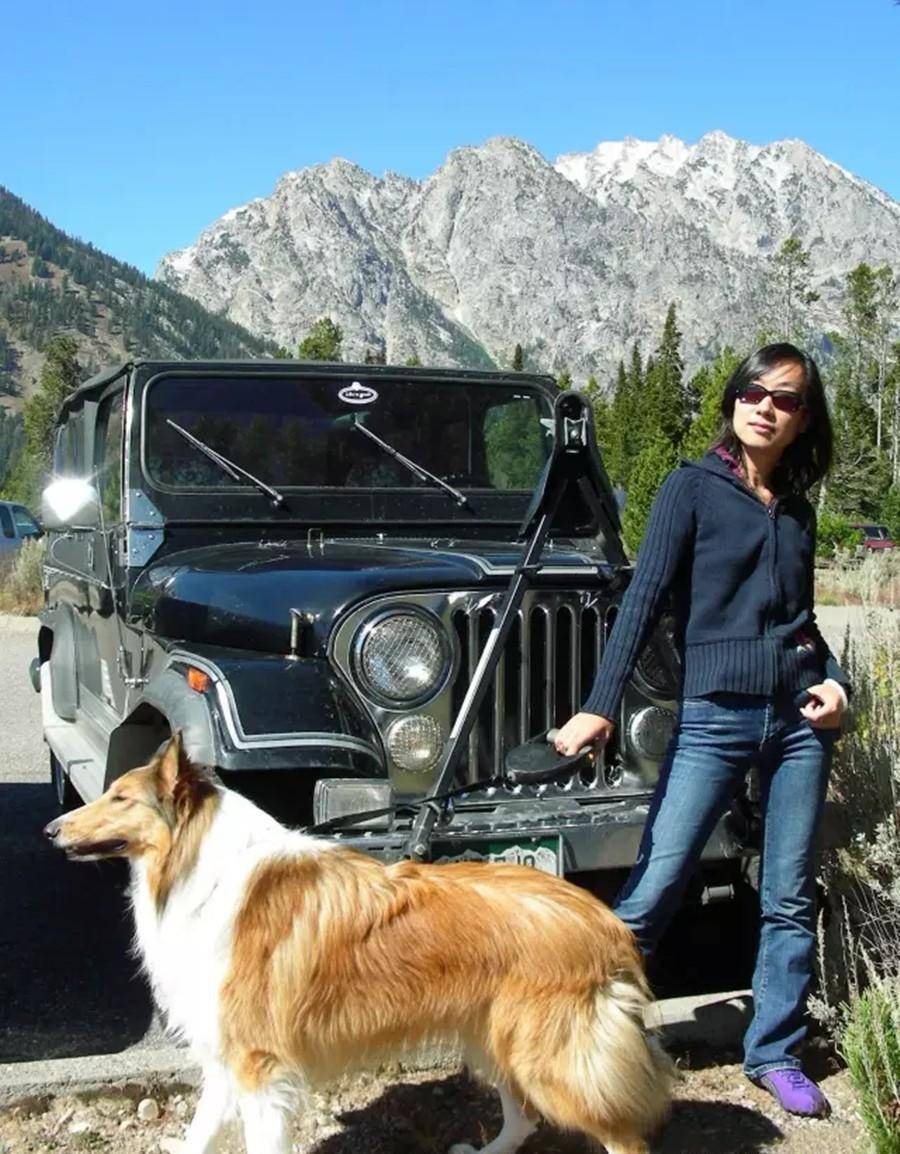 当提到她先生张鹏的一瞬间,卢琛的表情是如此的幸福.