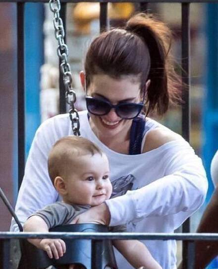 安妮海瑟薇怀二胎,大儿子从小美到大,头发渐长似翻版米娅公主_穿着