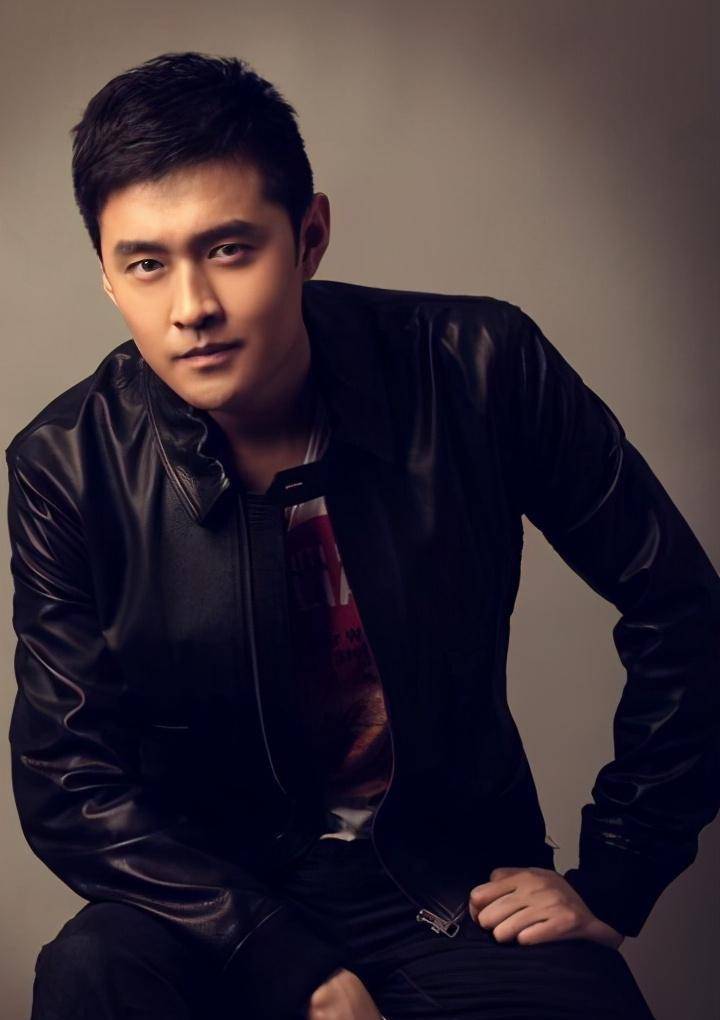 任柯诺身穿军装冷静自信的样子,还透出一丝高冷