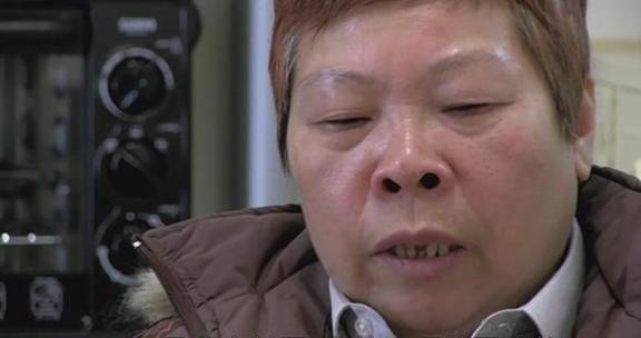 她为何把"家丑"拍成了纪录片?_黄惠侦_母亲_家庭