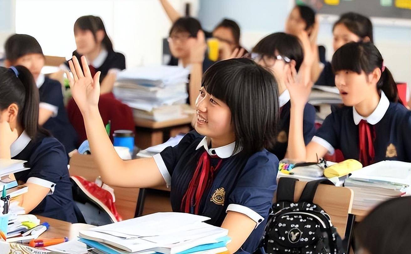 “退休了补课也不行”?老教师补课被举报,官方回应家长脸面无光_在职_因为_补课班
