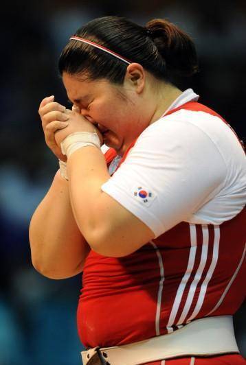 41岁举重冠军唐功红,为国争光冒死一举后七窍流血,今已结婚生子_奥运