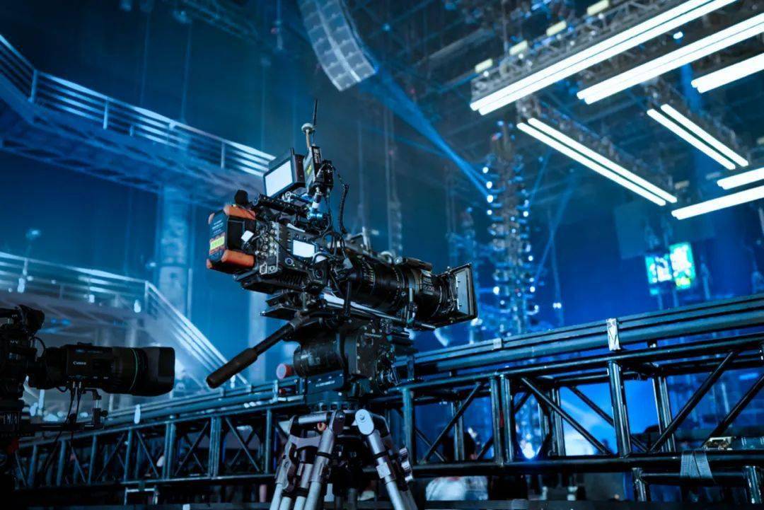 电影摄影机拍摄的素材和讯道摄像机相比有什么不同?