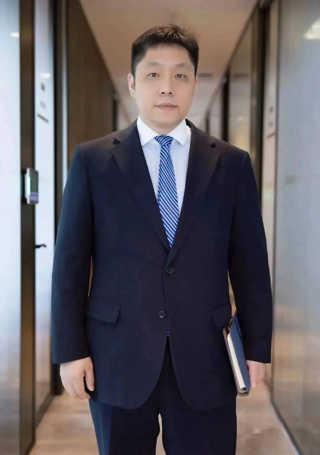 本次部门年终总结会,部门请来了专业摄影师为大家拍摄了律师个人形象