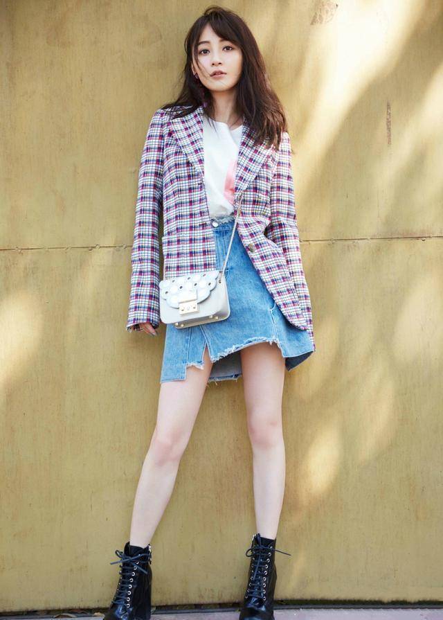 姚笛低调走机场,"下衣失踪"搭长靴大秀美腿,30多岁状态似少女_卫衣