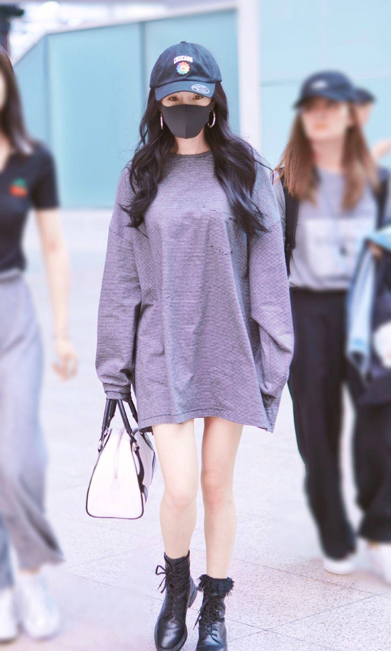 杨幂又来"作妖"了,不过这次的下衣失踪,真的有点酷!_上衣_衣品_一身