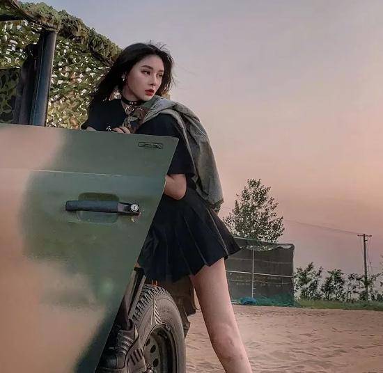 杨馥宇在变形计中吗?年仅20岁,穿着15cm"无痕袜"_时尚_黑色_标准