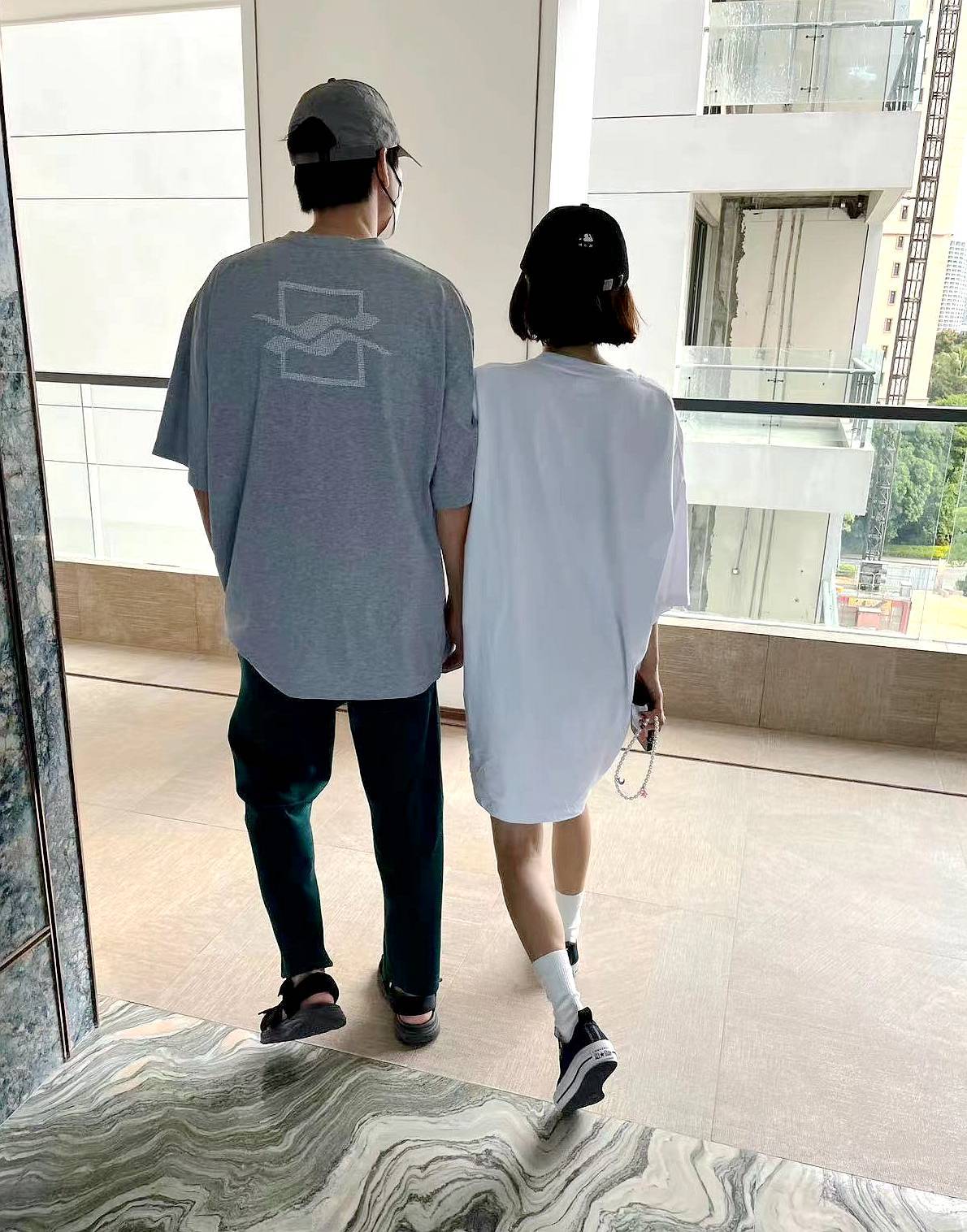魏年夜勛秦嵐甜蜜牽手被偶遇，女方自然與路人對視，男方卻躲在角落