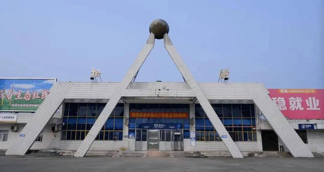 始建于1978年,1995年由张家畈火车站更名为松滋火车站,1997年火车站