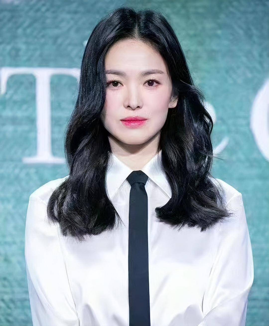 尤其是刘海的部分,让宋慧乔的脸型可是更显精致和小巧了