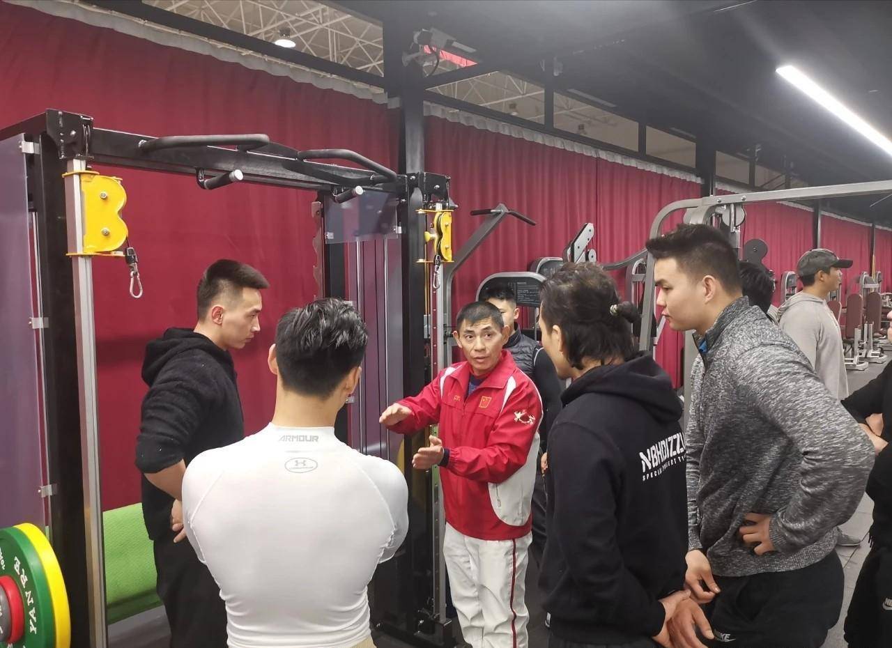 坚持健身40余年,61岁身材强悍,30年前曾4度蝉联健美冠军_王严_郑少忠