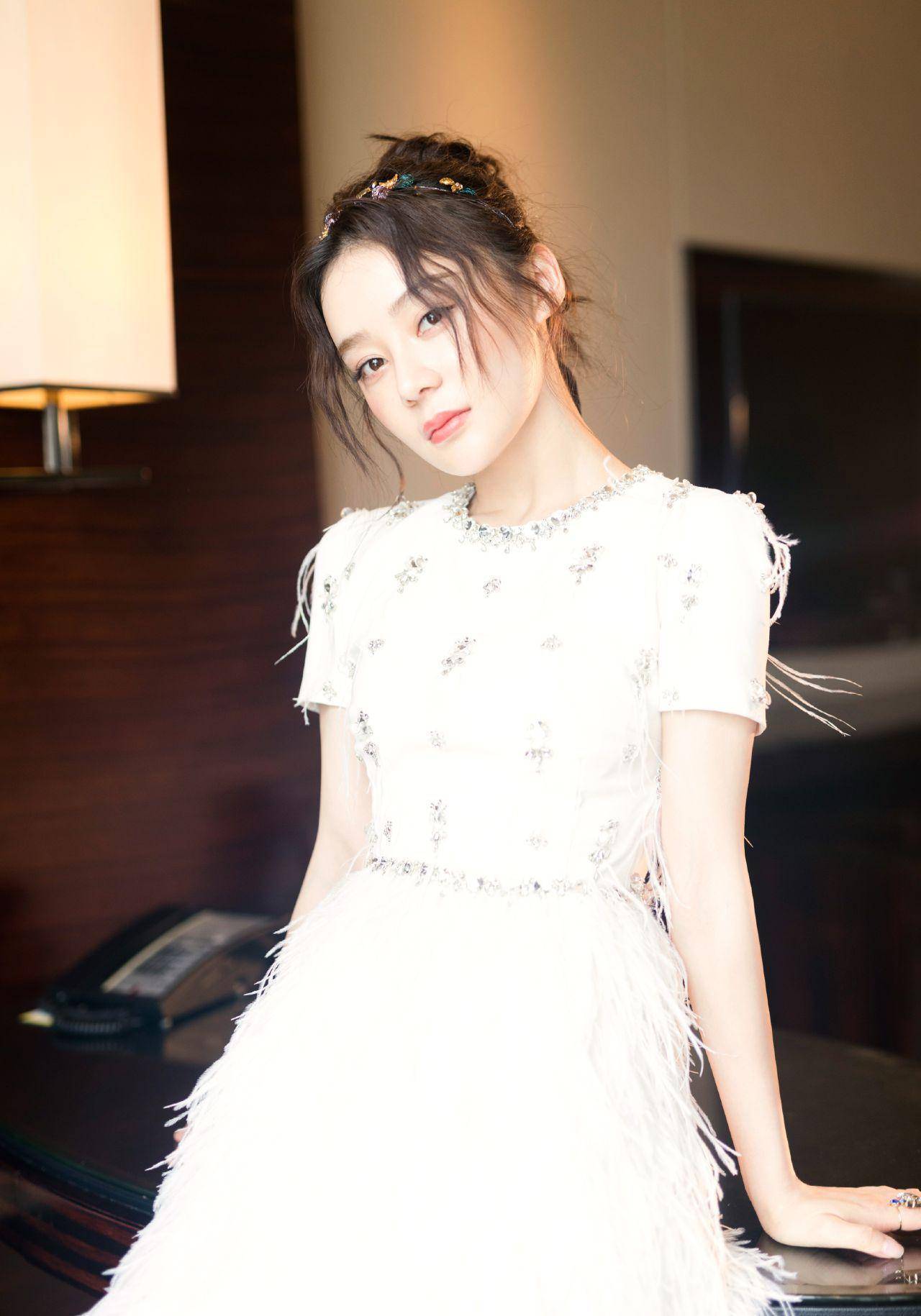 袁姗姗同样是穿白色look,回头率却贼拉的高,脸小的忒精致_的设计_流苏