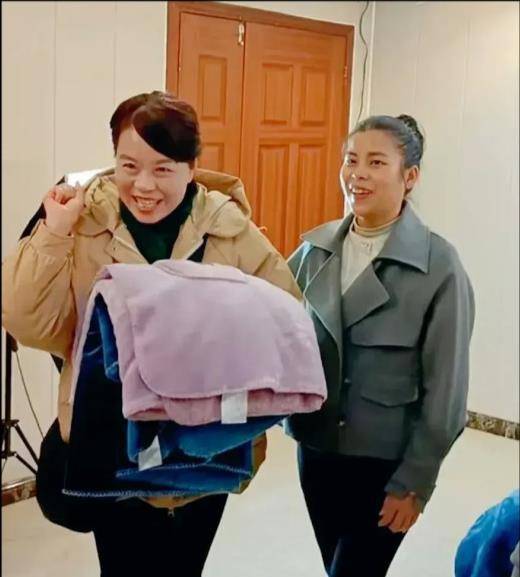 杜新枝有意送给郭威房子,田静的表态很坚决,许敏收到了粉丝礼物_许妈