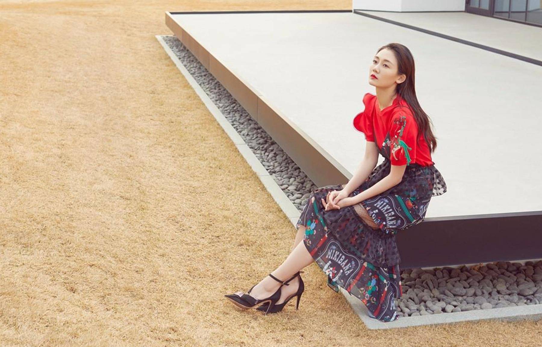 2年前,舞蹈生苗苗凭《芳华》成名,后被逼光脚跳舞,如今咋样了_冯小刚