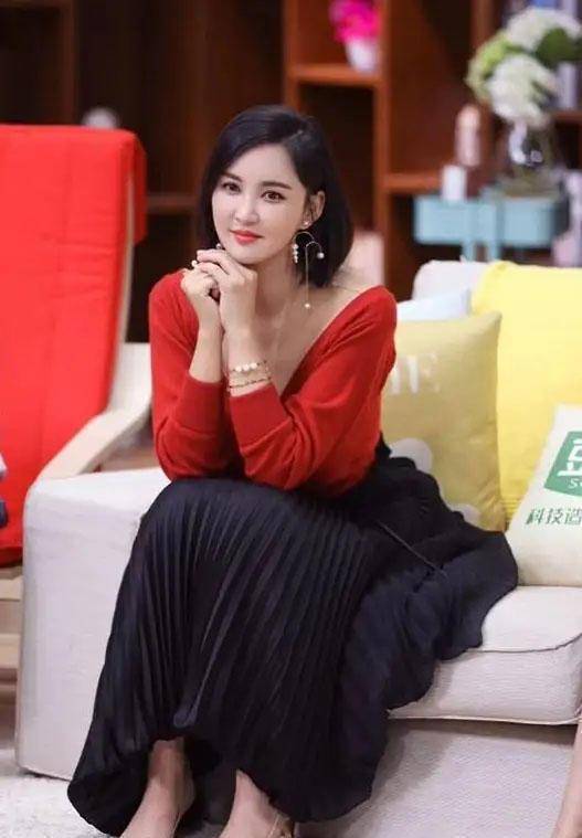张歆艺产后变美了,穿红色大v领针织衫真显瘦,迷人锁骨太吸睛_裙子