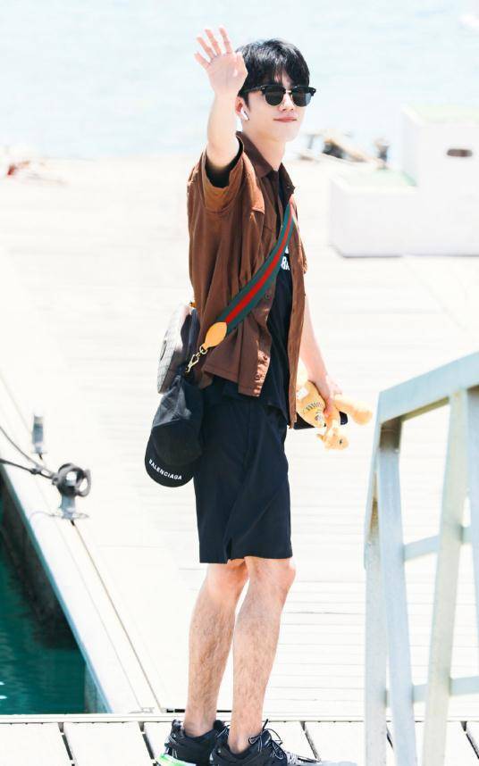 原来肖战才是"腿精",穿短裤和女助理同框,对比太真实了_网友_状态