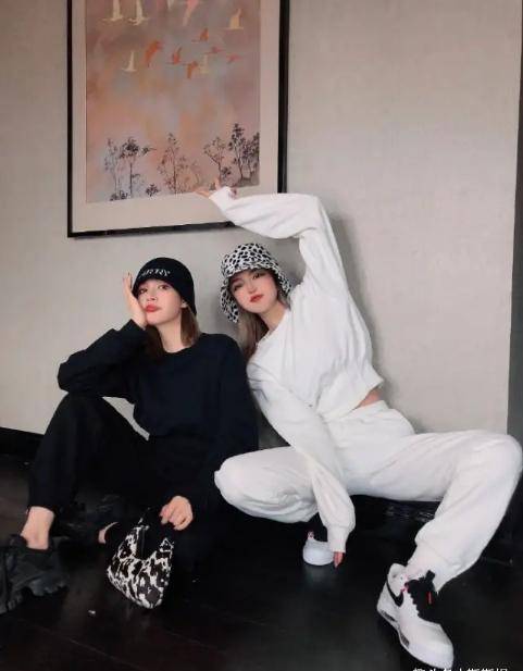 周扬青发闺蜜合照,被评论长得一模一样,这就是闺蜜相