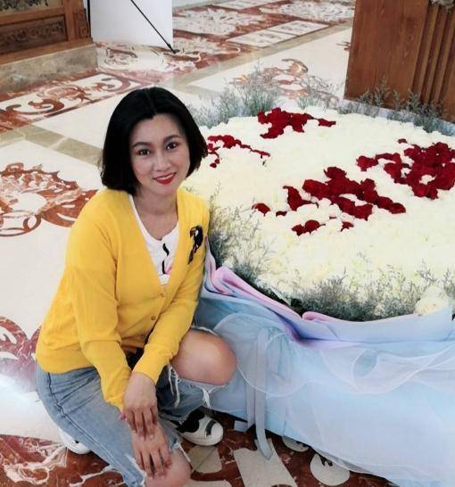 而且身材也保持得给常好.