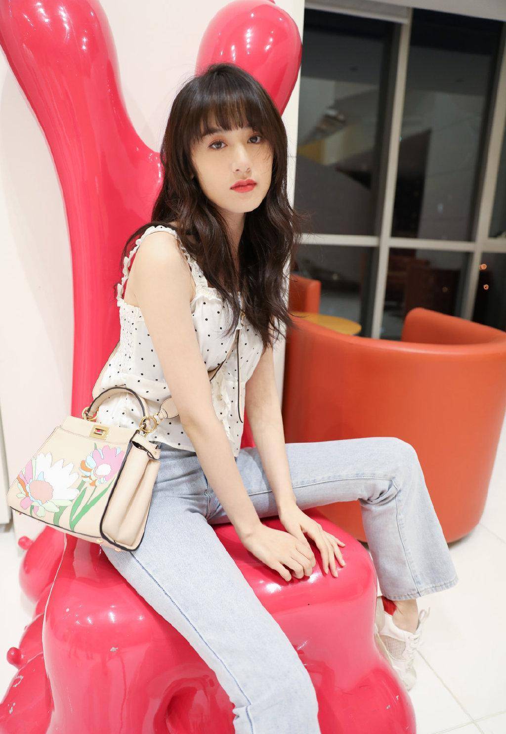 袁冰妍这是什么清纯颜值,穿波点露脐装配牛仔裤,尽显俏皮懵懂_造型