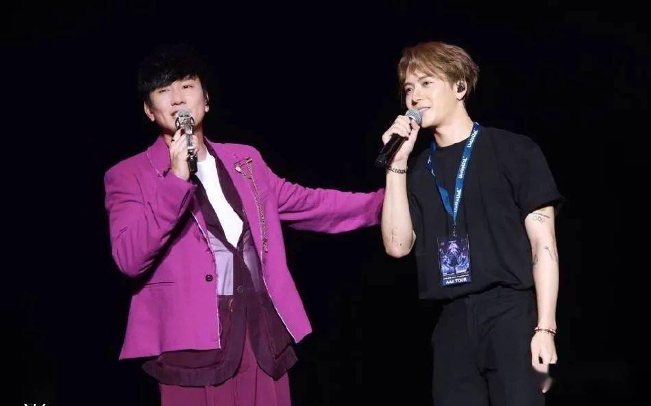 林俊杰与王嘉尔演唱会合影 搂肩紧靠关系超好_对方_来源_娱乐