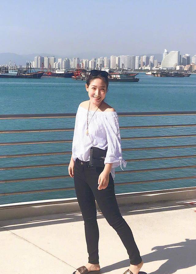所以穿在刘诗雯身上非常协调,搭配直筒牛仔裤,彰显清纯又温柔的一面