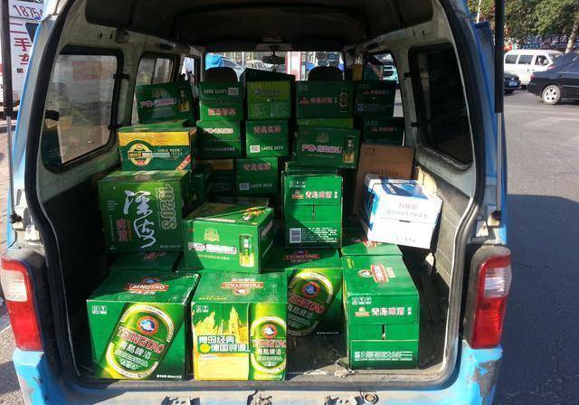 面包车拉8箱啤酒被罚款!车主质问交警:酒是假的,还是车不正规?